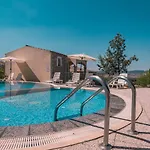 In In With Shared Pool Apartmán *
